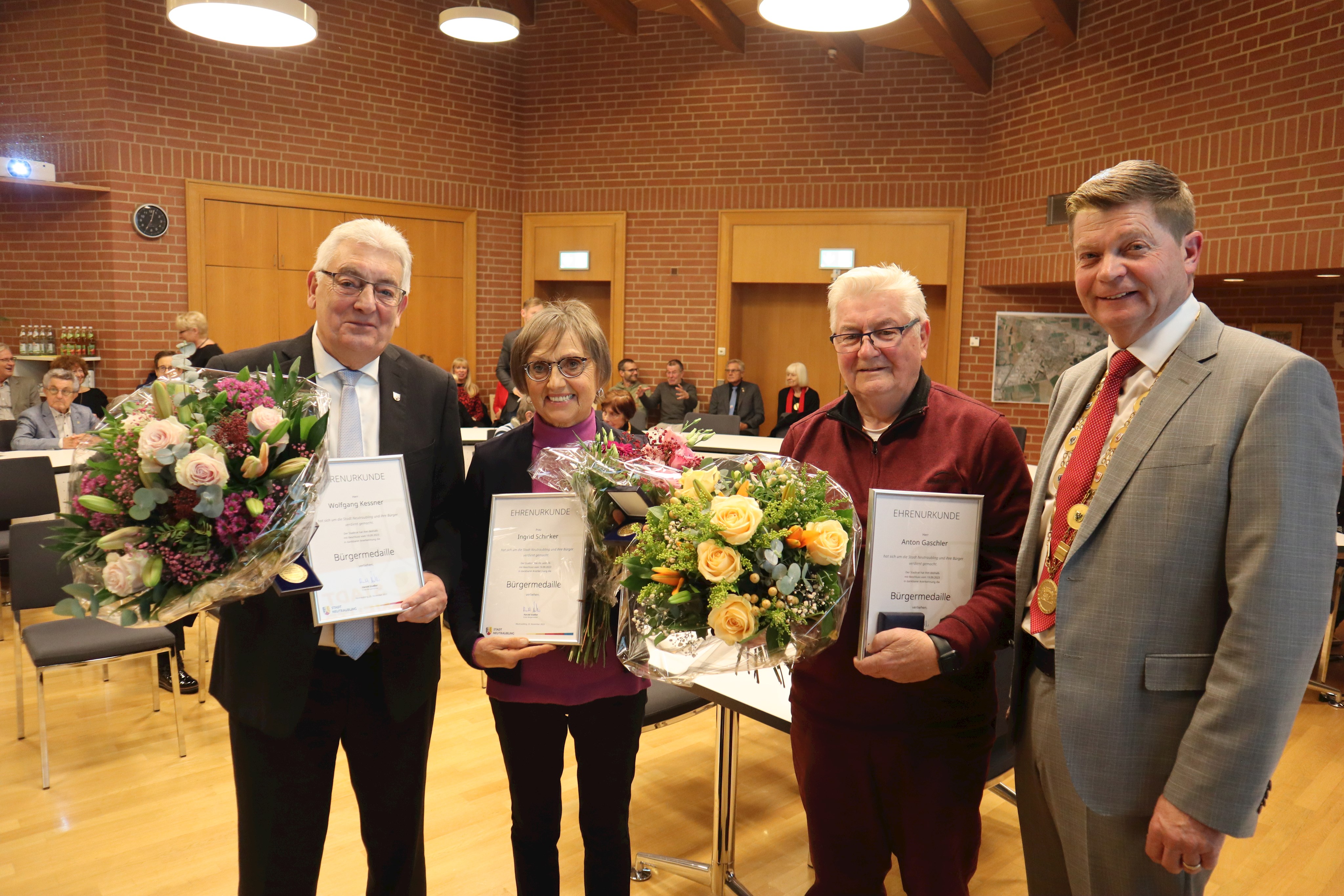 Wolfgang Kessner (v. li.), Ingrid Schicker und Anton Gaschler bekamen die Bürgermedaille von Erstem Bürgermeister Harald Stadler in einer Festsitzung überreicht.